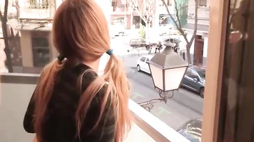 Exaspérée par l'espionnage de son voisin d'en face... elle décide de le rencontrer !