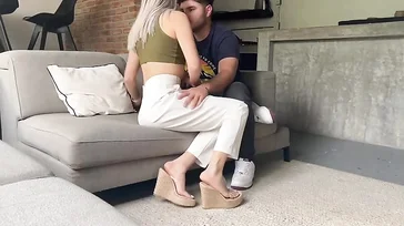 Una amiga de mi novia viene a casa y me propone que follemos en secreto