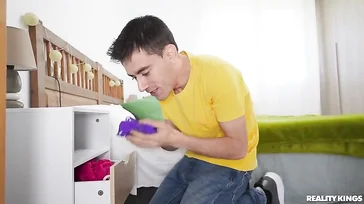 La nueva novia de su padre está buenisima: no puede dejar de oler sus tangas