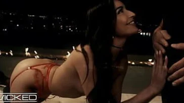 Sexo sensual com Emily Willis à luz de velas.